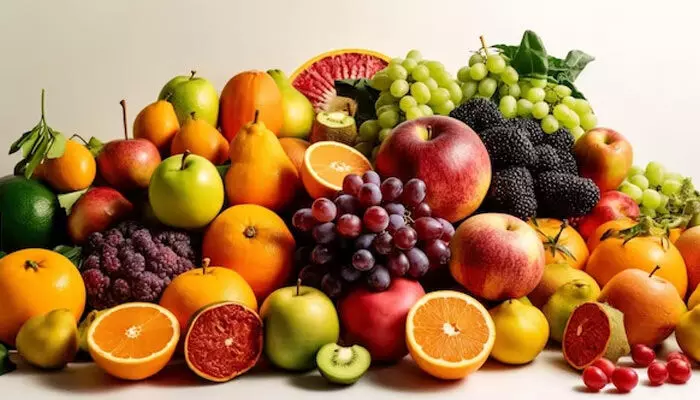 Summer Health tips : వేసవిలో ఆరోగ్యంగా ఉండాలంటే.. ఈ పండ్లను తీసుకోండి Summer Health tips : వేసవిలో ఆరోగ్యంగా ఉండాలంటే.. ఈ పండ్లను తీసుకోండి