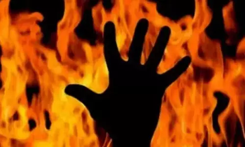 చెవి కమ్మలు కొనివ్వలేదని భర్తకు నిప్పంటించిన భార్య