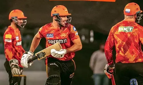 బ్యాటు ఝుళిపించిన అభిషేక్, త్రిపాఠి