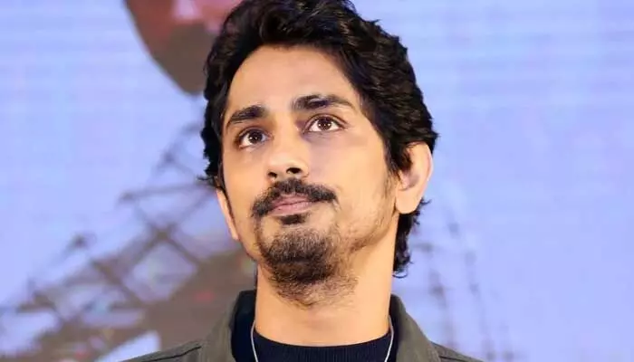 వివాదాస్పదంగా మారిన హీరో సిద్దార్థ్ ట్వీట్.. ఎట్టకేలకు దిగొచ్చి క్లారిటీ ఇచ్చేసిన లవర్ బాయ్! వివాదాస్పదంగా మారిన హీరో సిద్దార్థ్ ట్వీట్.. ఎట్టకేలకు దిగొచ్చి క్లారిటీ ఇచ్చేసిన లవర్ బాయ్!