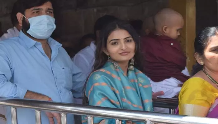 కాలినడకన శ్రీవారిని దర్శించుకున్న టాలీవుడ్ హీరోయిన్ కాలినడకన శ్రీవారిని దర్శించుకున్న టాలీవుడ్ హీరోయిన్