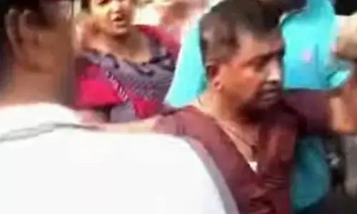 A To Z Babu: లేడీస్ పై వ్యక్తి పరాచికాలు.. తాటతీసిన మహిళలు..ఆడాళ్ళా మజాకా..