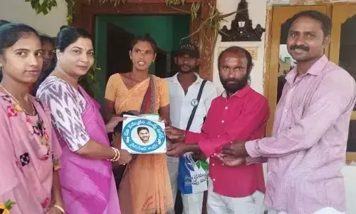 EC: తస్మాత్ జాగ్రత్త.. వాలంటీర్లకు హెచ్చరిక.. ఆ పని చేస్తూ దొరికితే ఇక జైలుకే..