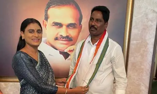 అధికార పార్టీకి షాక్.. కాంగ్రెస్ లో చేరిన వైసీపీ సిట్టింగ్ ఎమ్మెల్యే