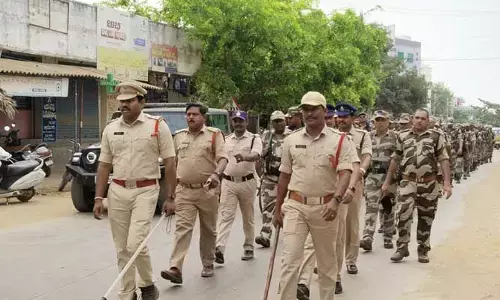 గ్రామంలో పోలీస్ కవాతు.. కారణం ఇదే