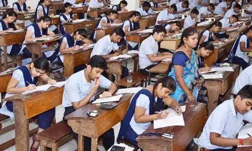 BREAKING: పది పరీక్ష రాస్తుండగా ఊడిపడిన పైకప్పు.. విద్యార్థి, ఉపాధ్యాయుడికి తీవ్ర గాయాలు