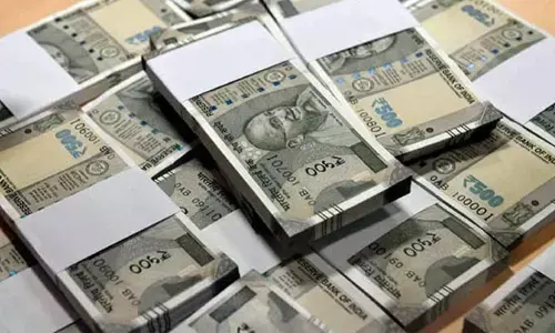 BREAKING: వాడపల్లి చెక్‌పోస్ట్ వద్ద పోలీసుల తనిఖీలు.. రూ.9.5 లక్షల నగదు స్వాధీనం