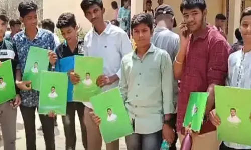 పలమనేరులో విద్యార్థుల ఎగ్జామ్ ప్యాడ్ వివాదం.. పరీక్షకు అనుమతించని అధికారులు