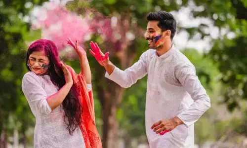 హోలీ రోజున తెల్లని దుస్తులు ఎందుకు ధరిస్తారు.. దీనికి కారణం ఏంటో తెలుసా ?