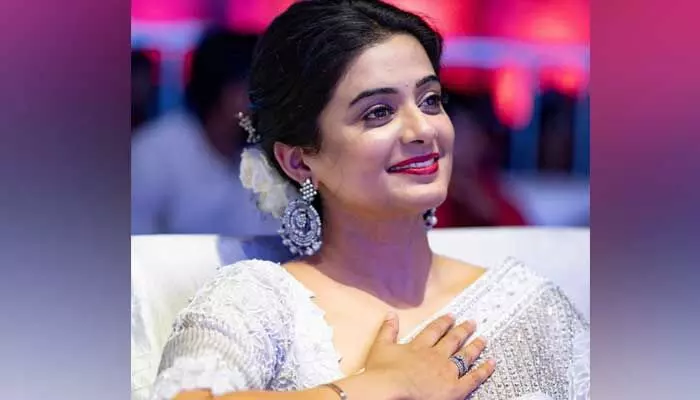 ప్రియమణి చేసిన పనికి షాక్ అవుతున్న నెటిజన్లు.. ప్రియమణి చేసిన పనికి షాక్ అవుతున్న నెటిజన్లు..