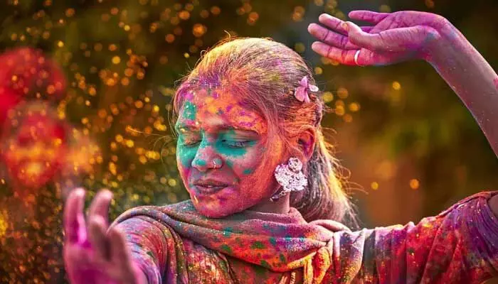 హోలీ రోజున ఈ పొరపాట్లు చేస్తున్నారా.. మీ అందం చెదిరిపోయినట్టే.. హోలీ రోజున ఈ పొరపాట్లు చేస్తున్నారా.. మీ అందం చెదిరిపోయినట్టే..