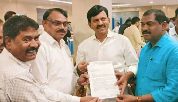 తెలంగాణ జర్నలిస్టులకు శుభవార్త.. ఇళ్ల స్థలాలపై మంత్రి పొంగులేటి కీలక హామీ తెలంగాణ జర్నలిస్టులకు శుభవార్త.. ఇళ్ల స్థలాలపై మంత్రి పొంగులేటి కీలక హామీ