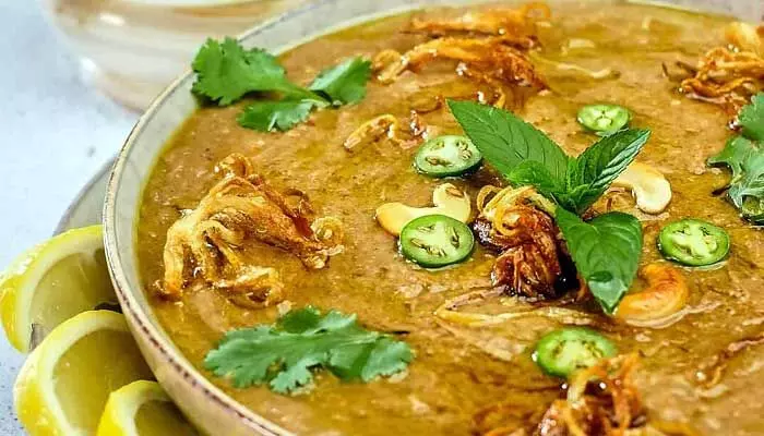 హలీం కోసం ఎగబడ్డ జనం.. ఆ రెస్టారెంట్ వద్ద తోపులాట హలీం కోసం ఎగబడ్డ జనం.. ఆ రెస్టారెంట్ వద్ద తోపులాట