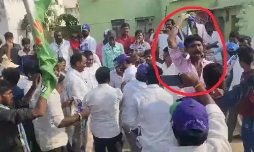 ఆంధ్రాలో ఆగని ఎన్నికల కోడ్ ఉల్లంఘన..అధికార పార్టీ ప్రచారాల్లో వాలంటీర్లు