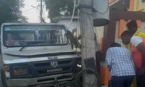 Atrocious: కరెంటు స్తంభాన్ని ఢీ కొట్టిన కారు