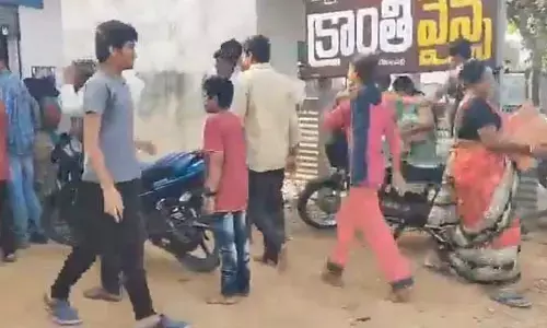 అంతా చూస్తుండగానే వైన్స్ షాపు లూటీ చేసిన మహిళలు (వీడియో)