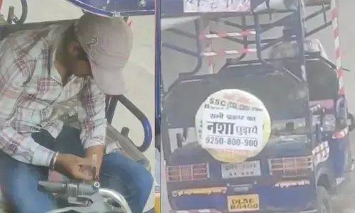 నషా చోడో! నడిరోడ్డుపై డ్రగ్స్ తీసుకో..! ఇంజెక్షన్‌ తీసుకుంటున్న ఇ-రిక్షా డ్రైవర్