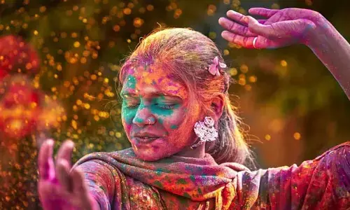 హోలీ రోజున ఈ పొరపాట్లు చేస్తున్నారా.. మీ అందం చెదిరిపోయినట్టే..