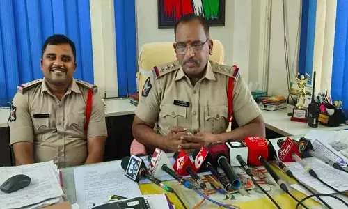 మద్యం మత్తులో ఆకతాయి హల్ చల్..రెండు వాహనాలకు నిప్పు