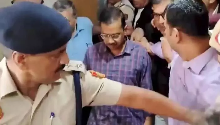సీఎం అయినంత మాత్రాన ప్రత్యేక హక్కులేమి ఉండవు.. ఢిల్లీ హైకోర్టులో కేజ్రీవాల్ కు చుక్కెదురు సీఎం అయినంత మాత్రాన ప్రత్యేక హక్కులేమి ఉండవు.. ఢిల్లీ హైకోర్టులో కేజ్రీవాల్ కు చుక్కెదురు