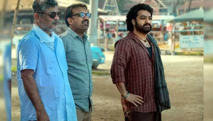 ‘దేవర’ నుంచి ఎన్టీఆర్ న్యూలుక్ రిలీజ్.. ఫిదా అవుతున్న ఫ్యాన్స్ ‘దేవర’ నుంచి ఎన్టీఆర్ న్యూలుక్ రిలీజ్.. ఫిదా అవుతున్న ఫ్యాన్స్