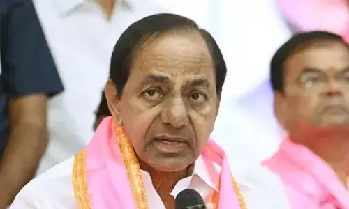 ఎంపీ ఎన్నికల వేళ కేసీఆర్ వరుస ట్విస్ట్ లు.. పొలిటీషియన్లకు బదులు రంగంలోకి మాజీ అధికారులు