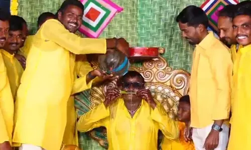 పిచ్చి తగలెయ్య .. కల్లు, విస్కీతో మంగళ స్నానాలు (వీడియో)