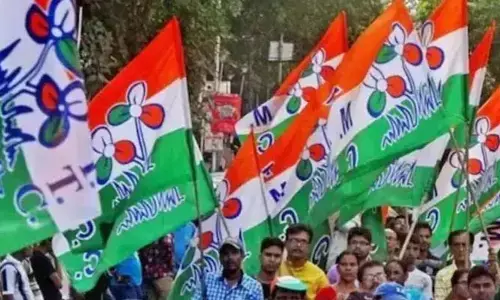 బెంగాల్ గవర్నర్‌ను అడ్డుకోండి: ఈసీకి టీఎంసీ ఫిర్యాదు