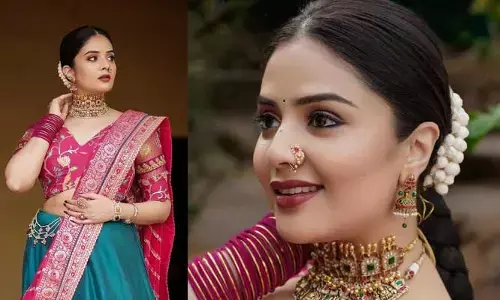 ట్రెడిషనల్‌ లుక్‌లో శ్రీముఖి.. అందంతో మాయచేస్తుందిగా..