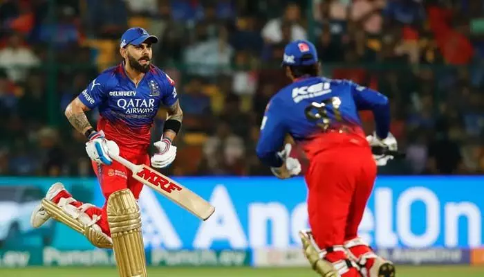 బ్యాటు ఝుళిపించిన కోహ్లీ.. పంజాబ్ను చిత్తు చేసి బెంగళూరు బోణీ బ్యాటు ఝుళిపించిన కోహ్లీ.. పంజాబ్ను చిత్తు చేసి బెంగళూరు బోణీ