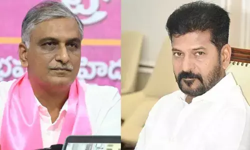 ఒకే విమానంలో ప్రయాణించిన CM రేవంత్, హరీష్ రావు.. 2 గంటలు ఏం మాట్లాడుకున్నారు?