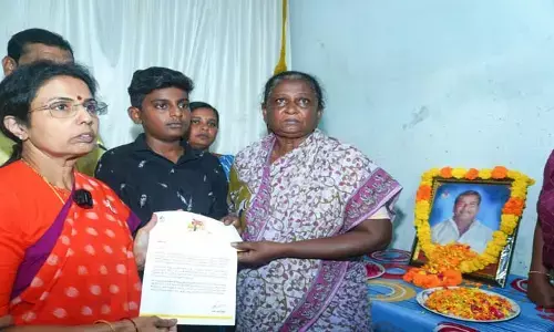 ‘నిజం గెలవాలి’లో బాధిత కుటుంబాలను పరామర్శిస్తున్న-Nara Bhuvaneswari