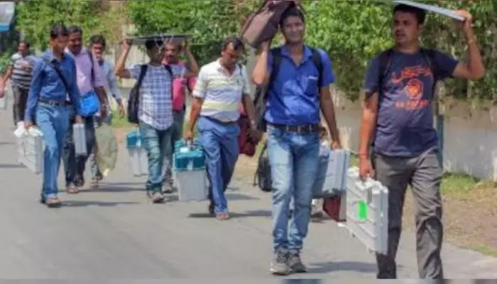 ఒక్క ఓటరు కోసం 39 కిలోమీటర్ల కాలినడక ఒక్క ఓటరు కోసం 39 కిలోమీటర్ల కాలినడక