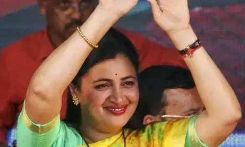 హీరోయిన్ నవనీత్ కౌర్‌కు అమరావతి టికెట్
