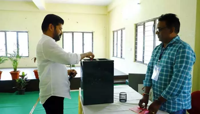 ముగిసిన MLC ఉప ఎన్నిక పోలింగ్.. గెలుపు మాదే అంటున్న కాంగ్రెస్ ముగిసిన MLC ఉప ఎన్నిక పోలింగ్.. గెలుపు మాదే అంటున్న కాంగ్రెస్