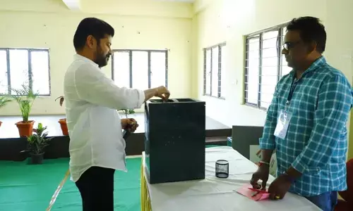 కొడంగల్‌ లో ఓటు వేసిన సీఎం రేవంత్ రెడ్డి