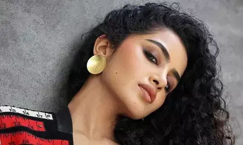 ఒర చూపులతో టెంప్ట్ చేస్తున్న డీజే టిల్లు పోరి
