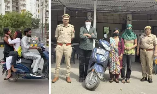 నడిరోడ్డుపై అశ్లీలం.. ఇద్దరు యువతుల ఆటకట్టు
