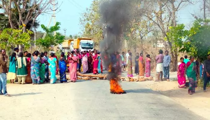 ప్రేమ వ్యవహారంలో యువకుడు అనుమానాస్పద మృతి.. ఉద్రిక్తత