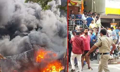 శంషాబాద్‌లో భారీ అగ్ని ప్రమాదం.. ఇండ్లు ఖాళీ చేస్తున్న స్థానికులు