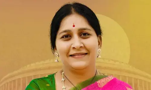 పోటీ నుంచి తప్పుకున్నట్లు ప్రచారం.. స్పందించిన మాలోత్ కవిత