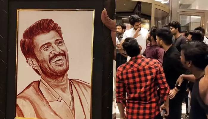 తనతో ఫొటో దిగడానికి వచ్చిన వ్యక్తిని కొట్టబోయిన విజయ్ దేవరకొండ.. (వీడియో) తనతో ఫొటో దిగడానికి వచ్చిన వ్యక్తిని కొట్టబోయిన విజయ్ దేవరకొండ.. (వీడియో)