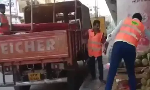 GHMC కార్మికులపై రాళ్లు, ఇటుకలతో దాడి (వీడియో)