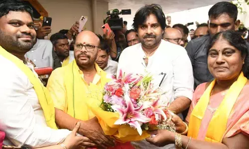 పిఠాపురం టీడీపీ ఇంచార్జ్ ఎస్‌వీఎస్‌ఎన్ వర్మ ఇంటికి పవన్ కళ్యాణ్