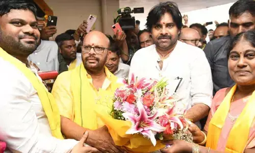 పిఠాపురంలో కీలక పరిణామం.. వర్మను కలిసిన పవన్ కల్యాణ్