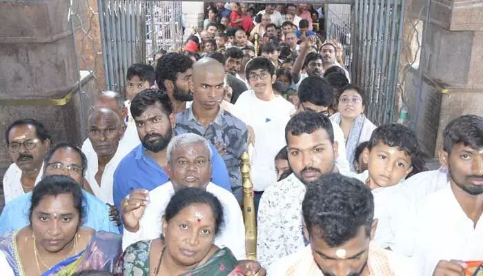 మల్లన్న దర్శనానికి గంటల కొద్దీ క్యూలైన్ లో వేచి ఉన్న భక్తులు.. ఆ పని చేస్తున్న అధికారులు మల్లన్న దర్శనానికి గంటల కొద్దీ క్యూలైన్ లో వేచి ఉన్న భక్తులు.. ఆ పని చేస్తున్న అధికారులు