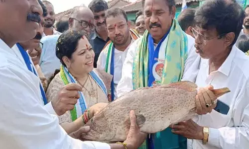 మత్స్యకారులను ఆదుకొంటాం.. హామీ ఇచ్చిన ఆ పార్టీ నేత