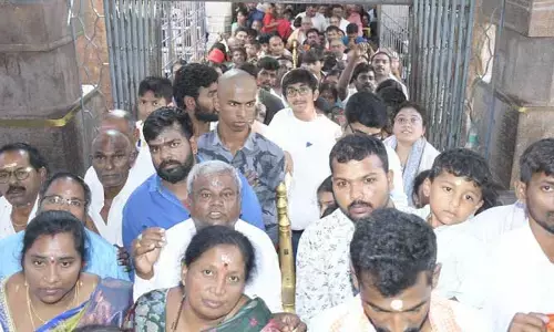 మల్లన్న దర్శనానికి గంటల కొద్దీ క్యూలైన్ లో వేచి ఉన్న భక్తులు.. ఆ పని చేస్తున్న అధికారులు
