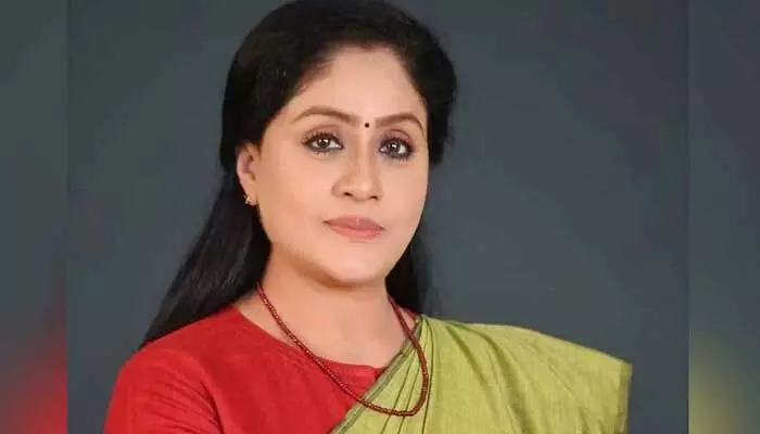 హీరోలపై విజయశాంతి సంచలన వ్యాఖ్యలు.. రాజకీయాల్లోకి రాగానే సీఎంలు అయిపోరంటూ ఫైర్! హీరోలపై విజయశాంతి సంచలన వ్యాఖ్యలు.. రాజకీయాల్లోకి రాగానే సీఎంలు అయిపోరంటూ ఫైర్!