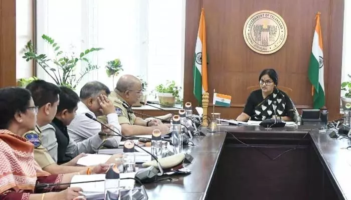 విమానాశ్రయాల్లోనూ తనిఖీలు చేయండి.. అధికారులకు CS ఆదేశం విమానాశ్రయాల్లోనూ తనిఖీలు చేయండి.. అధికారులకు CS ఆదేశం